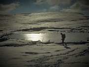 64 Alla pozza ghiacciata dell pianoro innevato della Baita Cabretondo (1869 m)